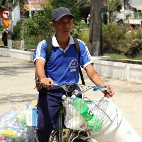 Nam sinh vừa đi học vừa nhặt ve chai, xin cơm thừa để nuôi heo
