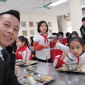 Thầy hiệu phó 8 năm đứng cổng trường chào học sinh