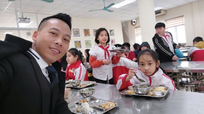 Thầy hiệu phó 8 năm đứng cổng trường chào học sinh